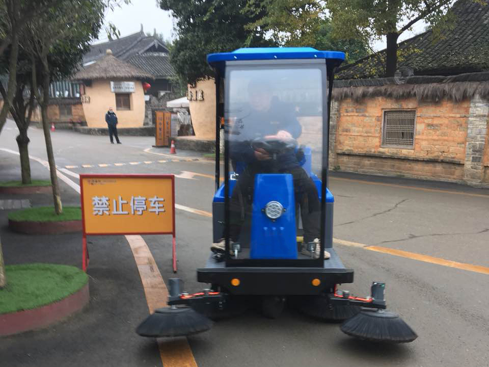 斑竹林公园景区街道清洁使用驾驶式扫地车