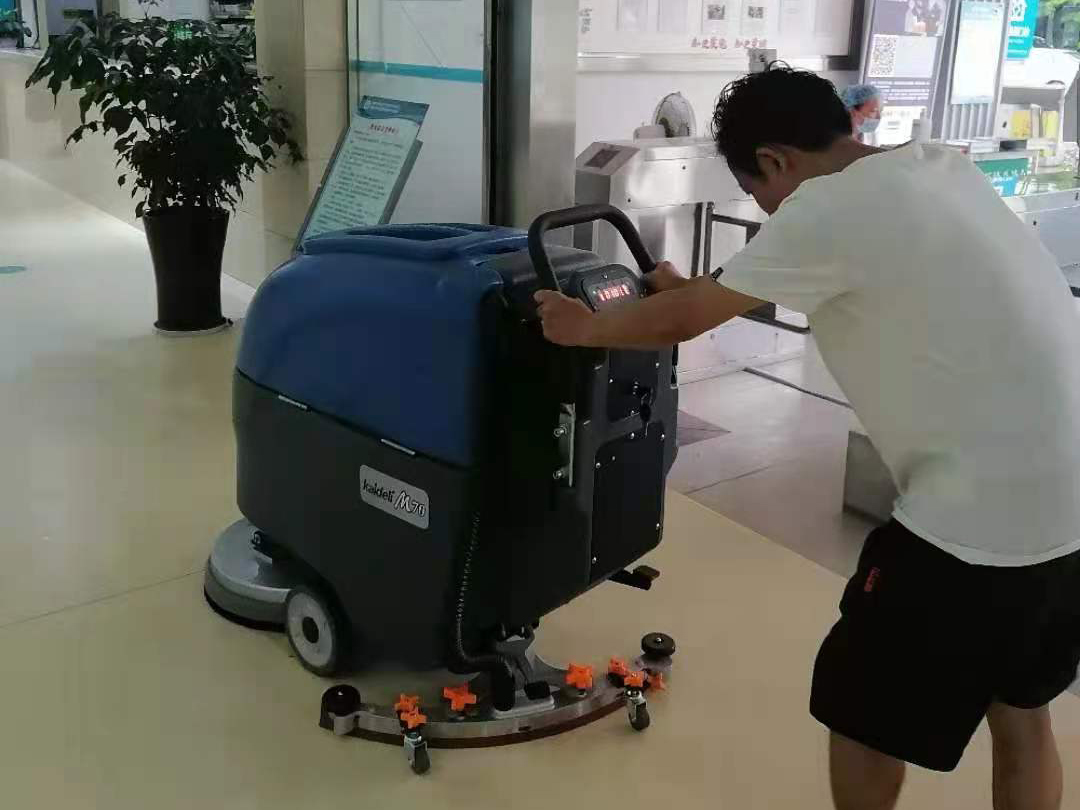 医院地面清洁使用洗地机