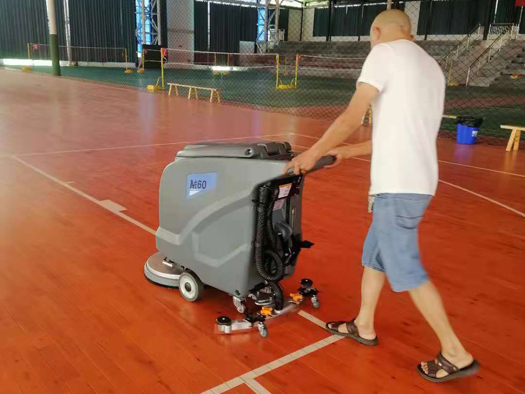 体育馆使用洗地机清洁地面