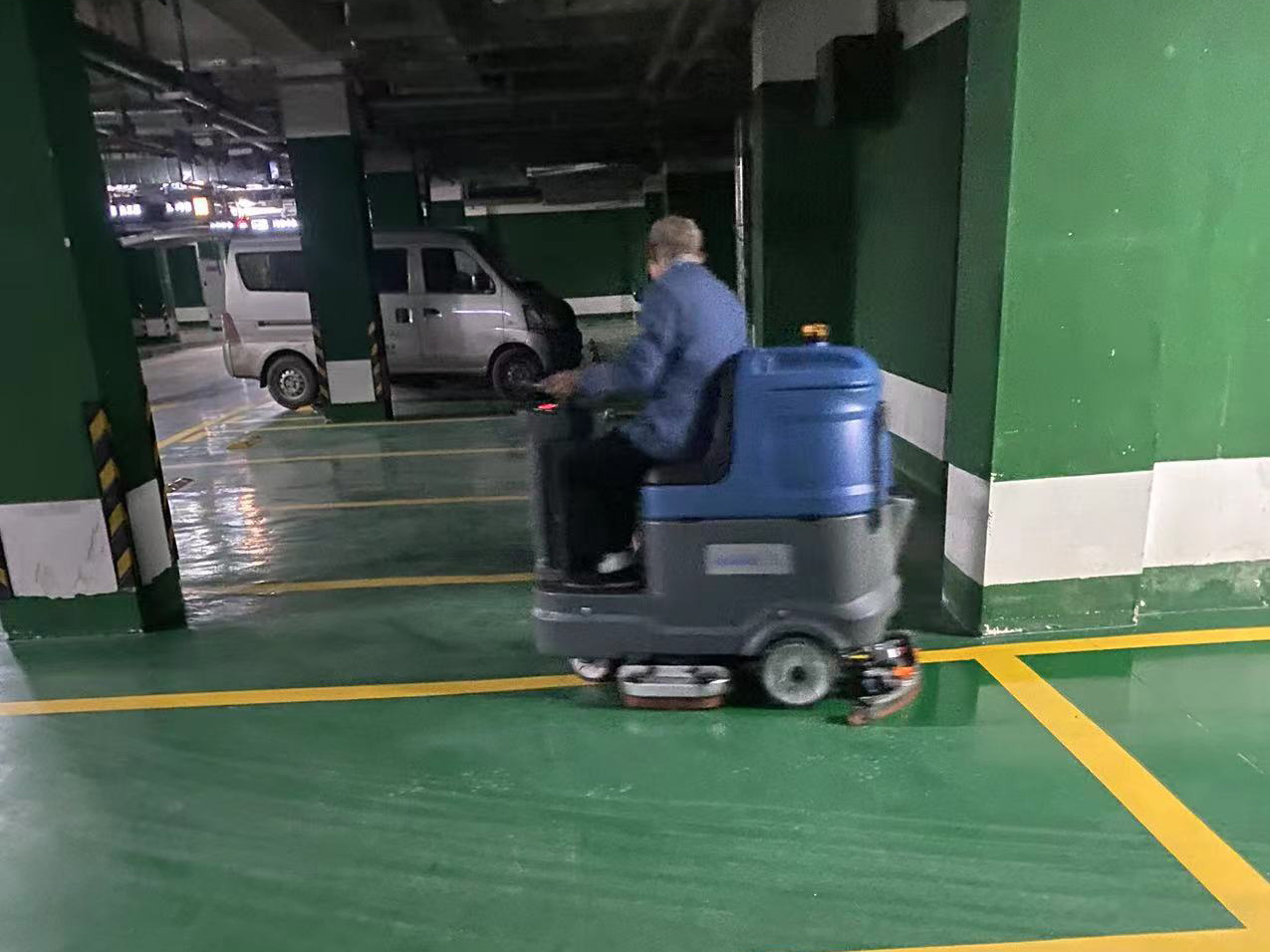环氧地坪停车场保洁使用驾驶式洗地机