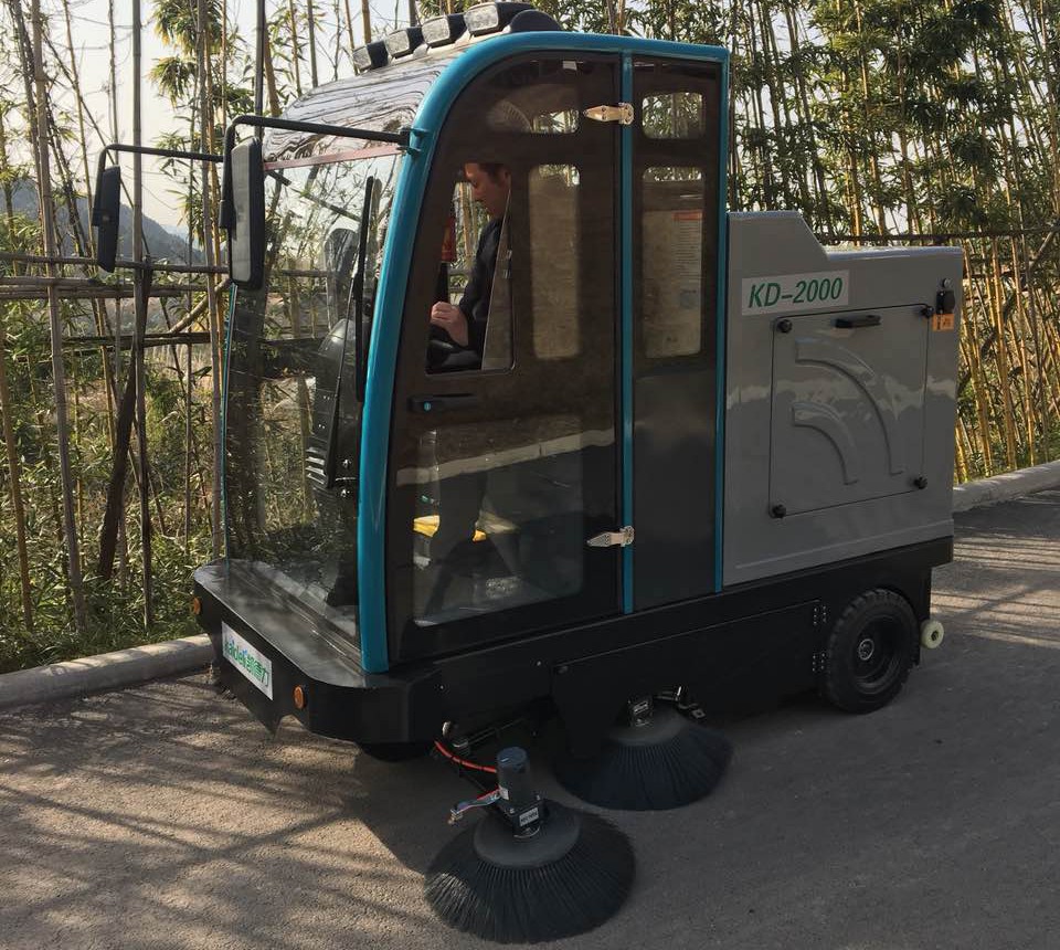 公园景区道路卫生清洁使用电动驾驶扫地车