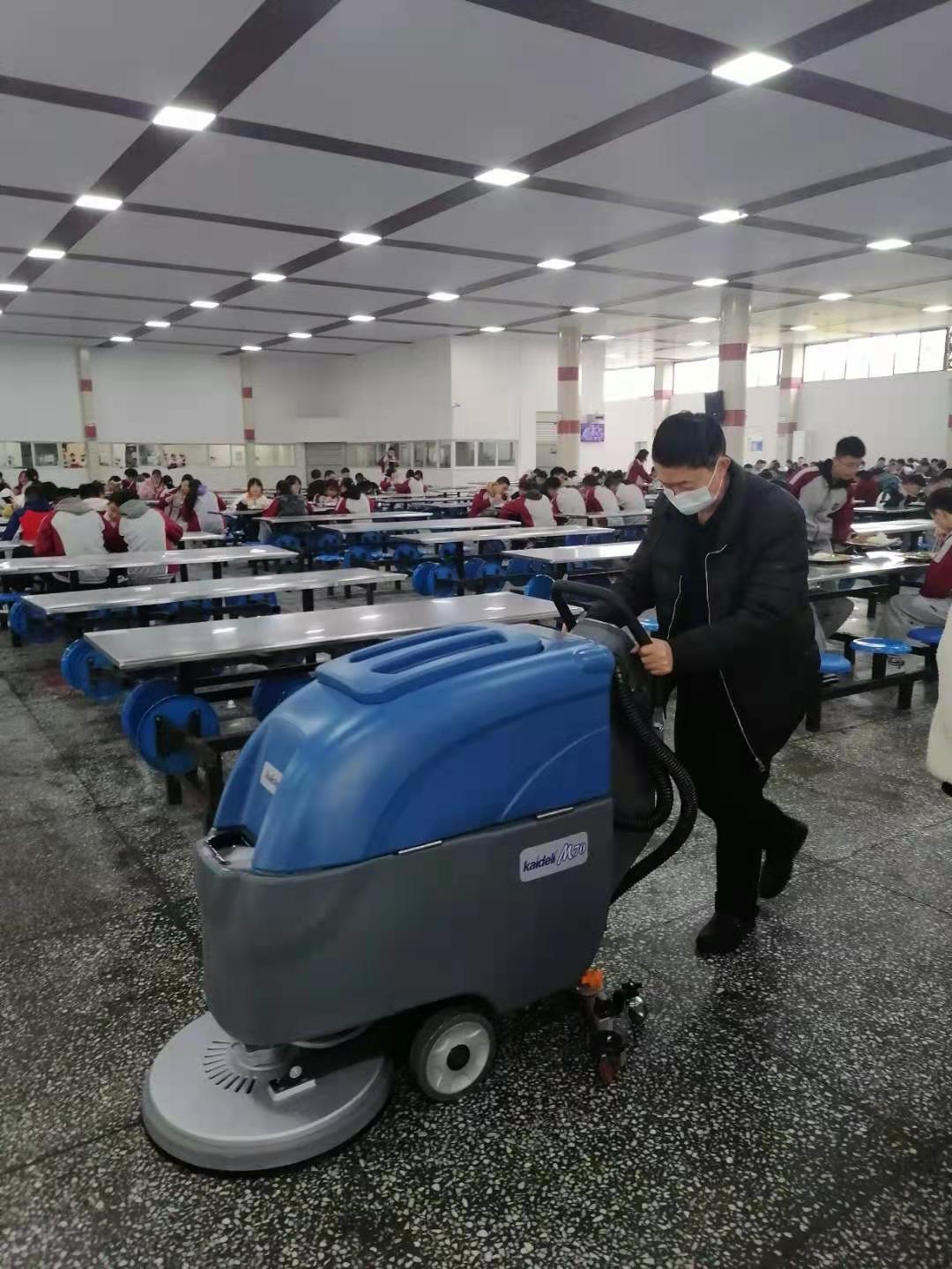 食堂地面清洁选择宏雯全自动手推式洗地机